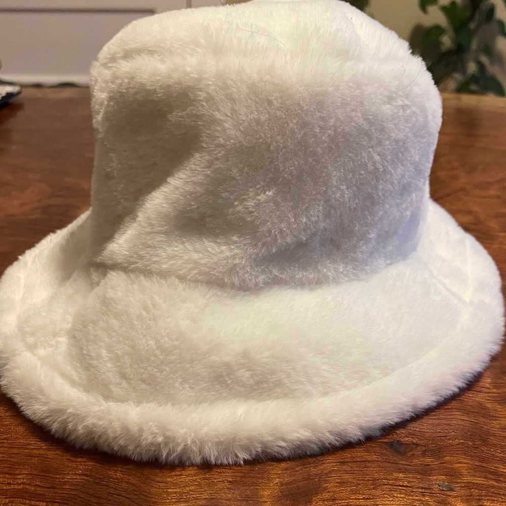 White bucket hat!